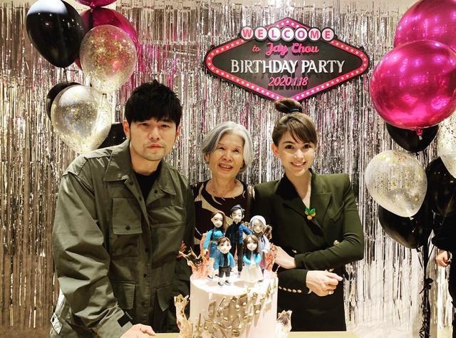 周杰倫曬媽媽穿搭近照！大讃其為fashion代言人「比自己還會穿」　66歲葉惠美「超強時尚感」絲毫不輸年輕人