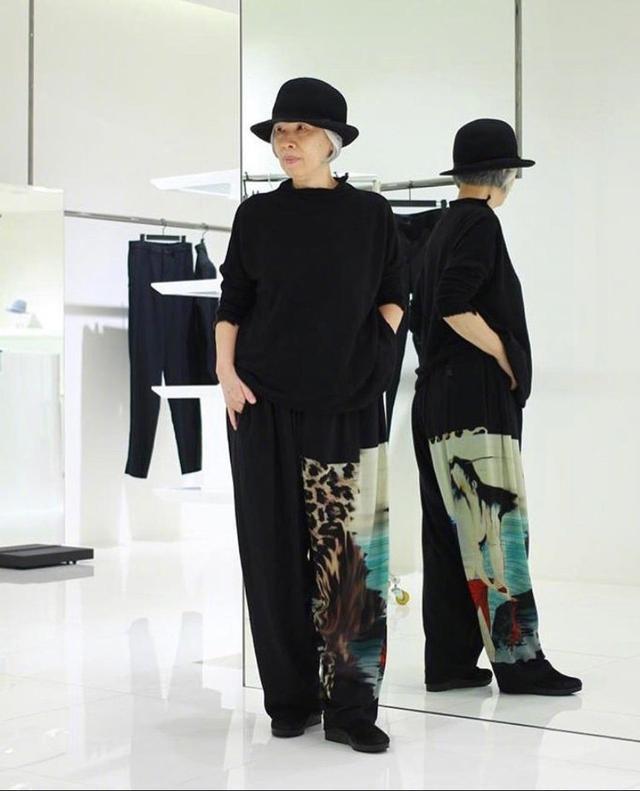 周杰倫曬媽媽穿搭近照！大讃其為fashion代言人「比自己還會穿」　66歲葉惠美「超強時尚感」絲毫不輸年輕人
