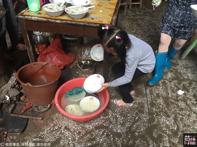凌晨3點就起床！10歲男孩「每天包上萬餛飩」勇扛家計　淚曝「一年見爸媽一面」：只想他們不再受苦