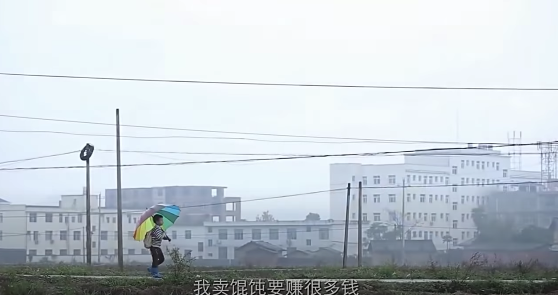 凌晨3點就起床！10歲男孩「每天包上萬餛飩」勇扛家計　淚曝「一年見爸媽一面」：只想他們不再受苦