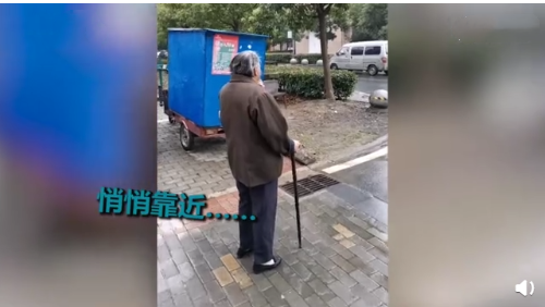 被兒子抓包！80歲老母親患三高「躲門口偷吃雪糕」　被逮到「嘴角留證據」網笑翻：像極小時候的我們
