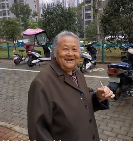 被兒子抓包！80歲老母親患三高「躲門口偷吃雪糕」　被逮到「嘴角留證據」網笑翻：像極小時候的我們