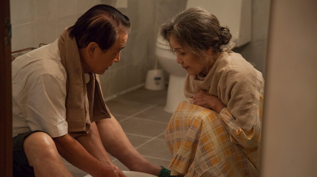 60歲老公第一次外遇！人妻打開簡訊「抓包偷吃前任」當場心碎　她糾結「該不該原諒」：往後還有幾十年