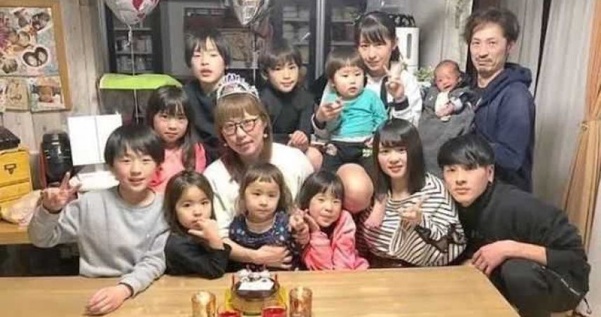 沒年薪百萬也要生！夫妻「結婚24年生12小孩」堅持親自帶大　每月吃30公斤米飯「用餐比辦桌還狂」