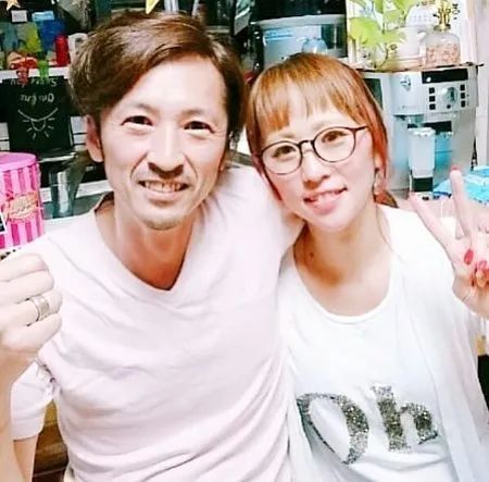 沒年薪百萬也要生！夫妻「結婚24年生12小孩」堅持親自帶大　每月吃30公斤米飯「用餐比辦桌還狂」