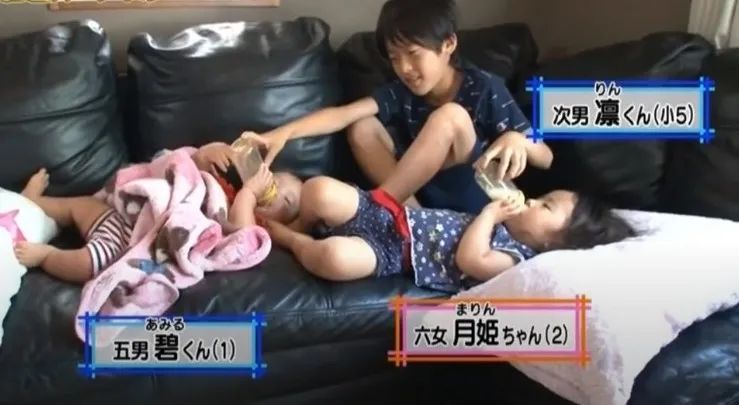 沒年薪百萬也要生！夫妻「結婚24年生12小孩」堅持親自帶大　每月吃30公斤米飯「用餐比辦桌還狂」