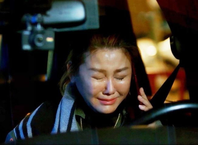 記者會上突淚崩！藍心湄親口證實「83歲老父病逝」：我爸去天堂了　包整棟別墅慶生「把爸爸寵如寶」今都成追憶