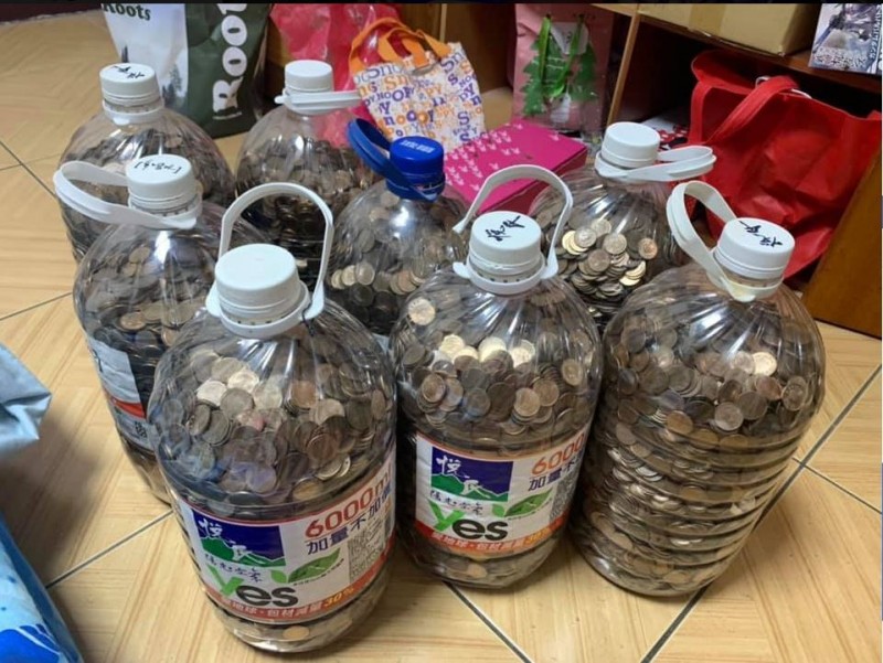 原始存錢法！他花2年「輕鬆塞滿3個水桶」鈔票滿到洞口　數完金額笑「終於發財了」網讚翻：快教我