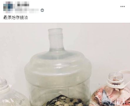 原始存錢法！他花2年「輕鬆塞滿3個水桶」鈔票滿到洞口　數完金額笑「終於發財了」網讚翻：快教我