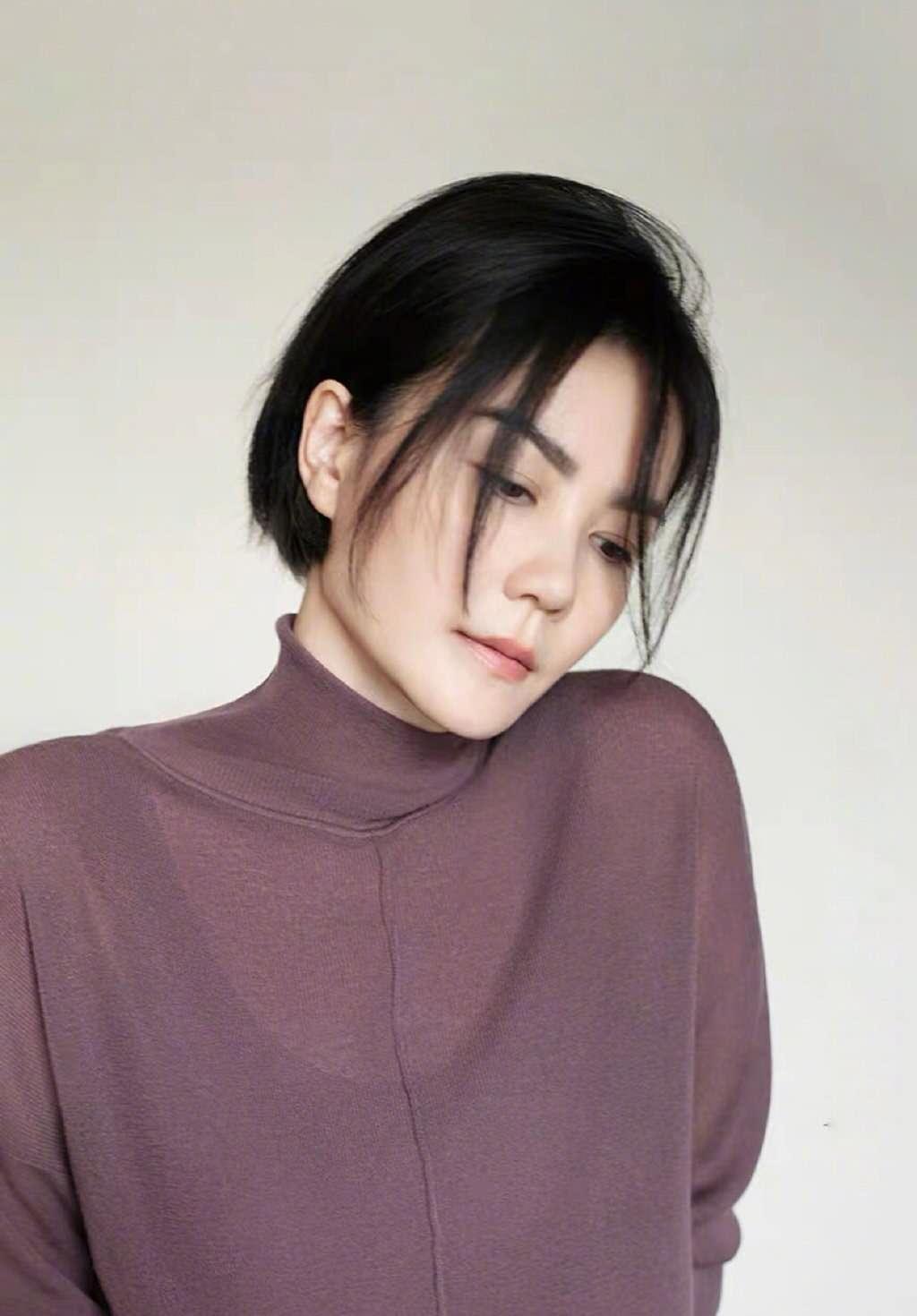 根本看不出年齡！51歲王菲最新廣告大片曝光「穿裹身長裙」展曼妙曲線　好友趙薇：她其實很有料
