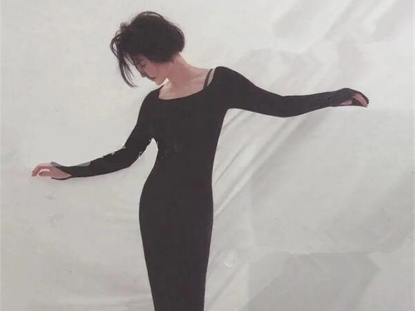 根本看不出年齡！51歲王菲最新廣告大片曝光「穿裹身長裙」展曼妙曲線　好友趙薇：她其實很有料