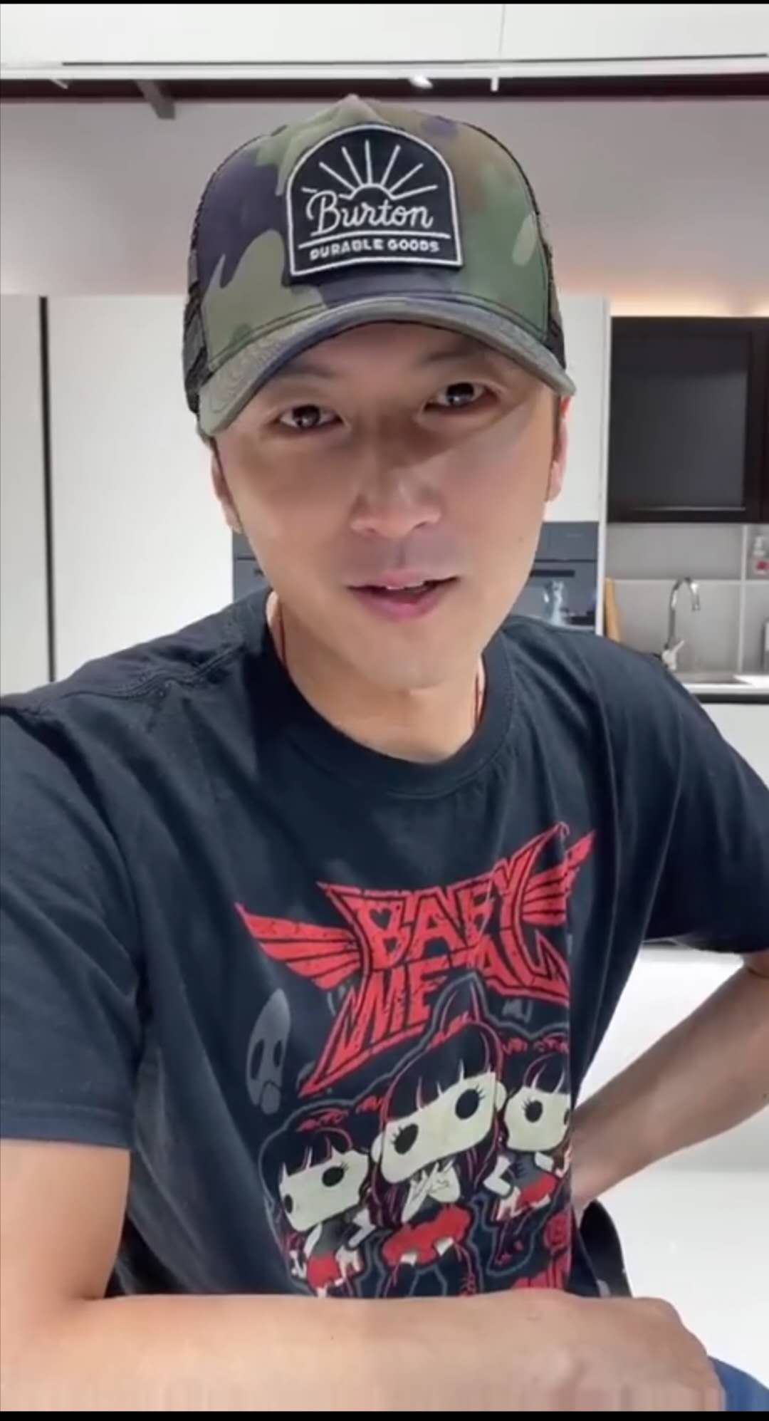 根本看不出年齡！51歲王菲最新廣告大片曝光「穿裹身長裙」展曼妙曲線　好友趙薇：她其實很有料