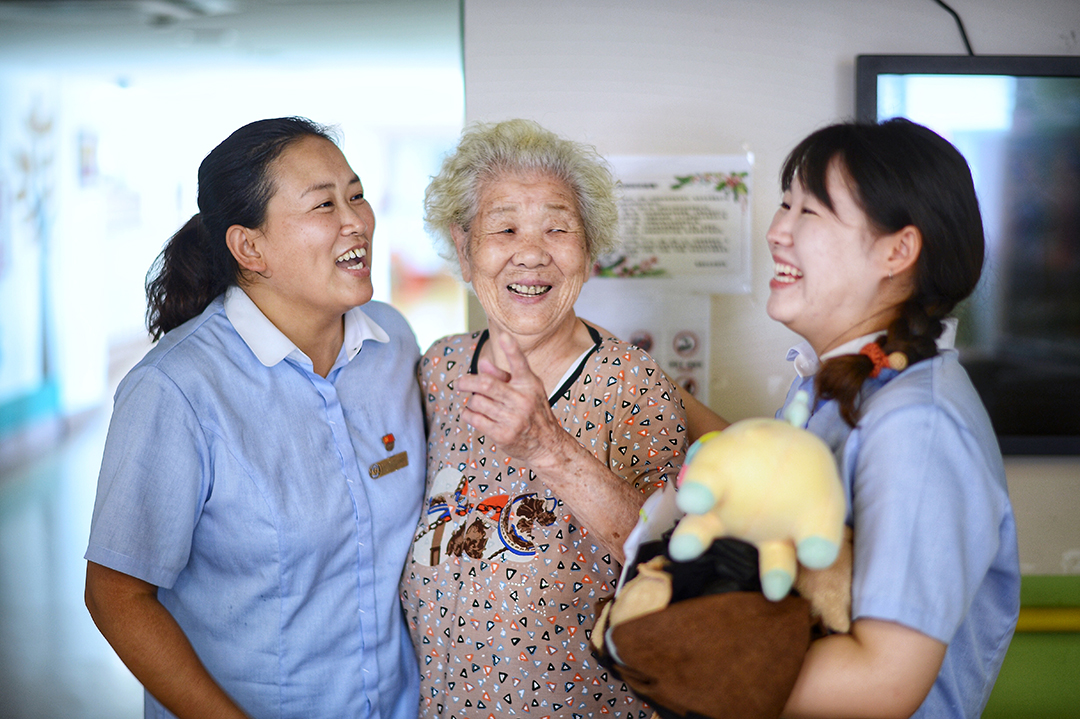 年齡只是數字！福利院高齡老人「cos世界名畫人物」走紅　92歲阿嫲「可愛還原」編花環的女孩：超會玩