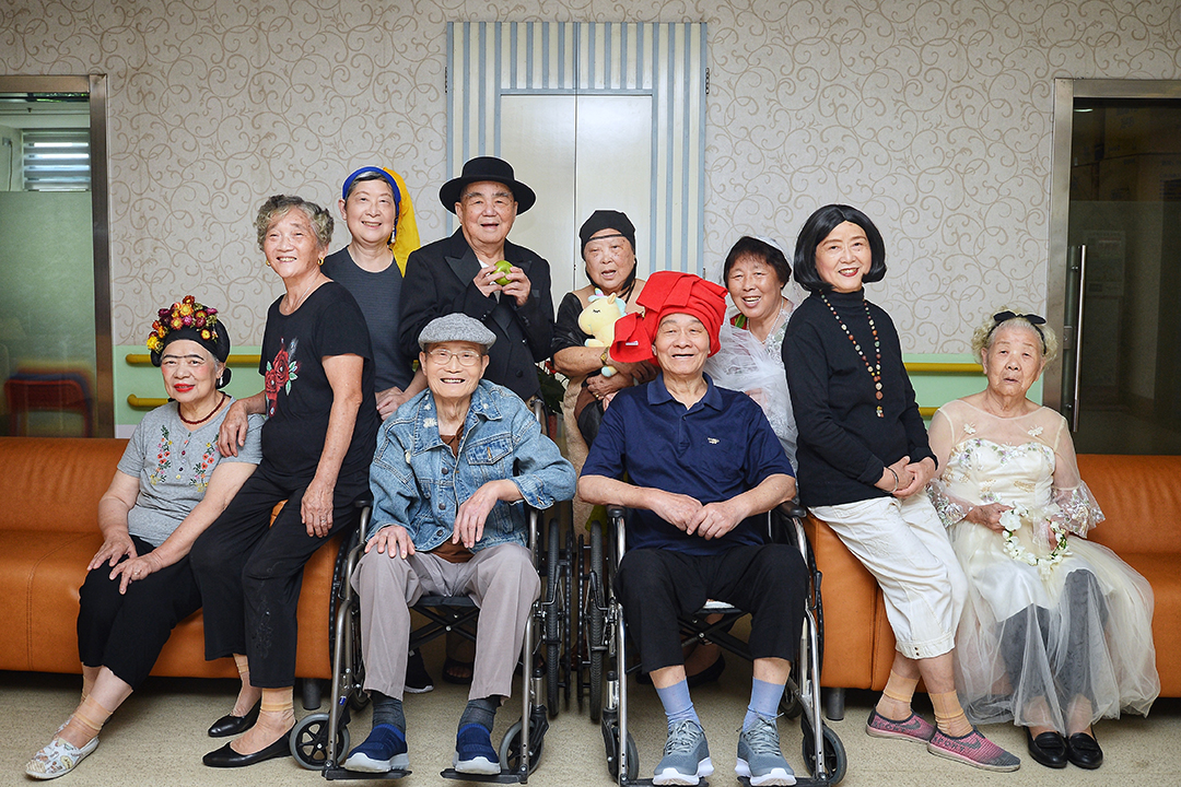 年齡只是數字！福利院高齡老人「cos世界名畫人物」走紅　92歲阿嫲「可愛還原」編花環的女孩：超會玩