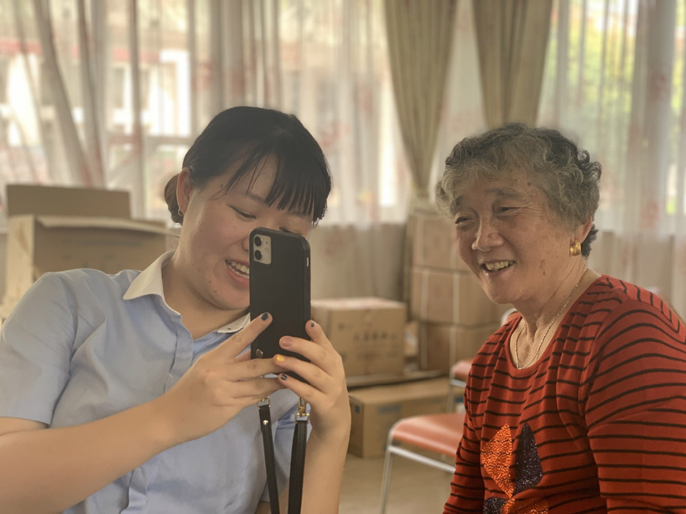 年齡只是數字！福利院高齡老人「cos世界名畫人物」走紅　92歲阿嫲「可愛還原」編花環的女孩：超會玩
