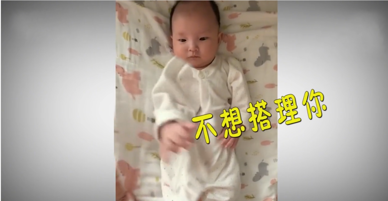 爸爸只顧逗龍鳳胎哥哥！妹妹一旁緊盯「醋意大發」委屈到要哭　下秒老父「補救被拒」笑翻網友：人家超難哄