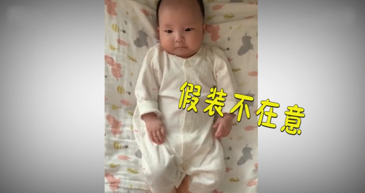 爸爸只顧逗龍鳳胎哥哥！妹妹一旁緊盯「醋意大發」委屈到要哭　下秒老父「補救被拒」笑翻網友：人家超難哄