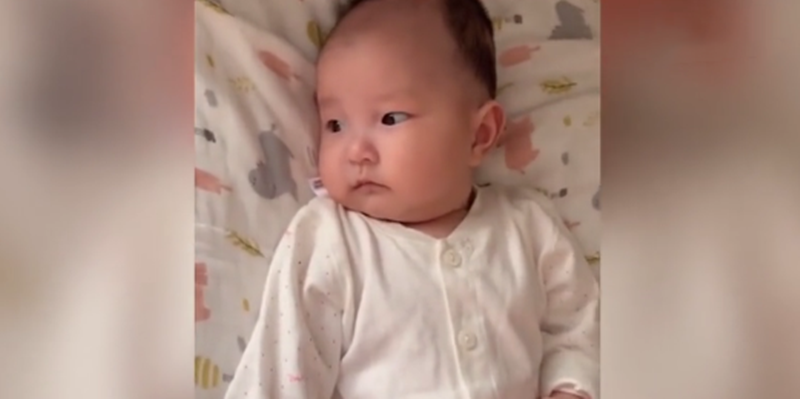 爸爸只顧逗龍鳳胎哥哥！妹妹一旁緊盯「醋意大發」委屈到要哭　下秒老父「補救被拒」笑翻網友：人家超難哄