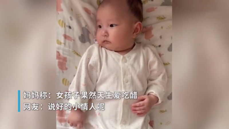爸爸只顧逗龍鳳胎哥哥！妹妹一旁緊盯「醋意大發」委屈到要哭　下秒老父「補救被拒」笑翻網友：人家超難哄