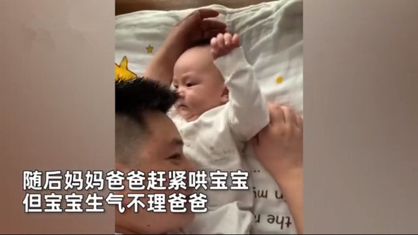 爸爸只顧逗龍鳳胎哥哥！妹妹一旁緊盯「醋意大發」委屈到要哭　下秒老父「補救被拒」笑翻網友：人家超難哄