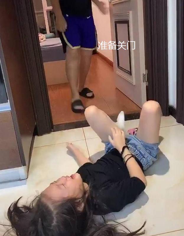 想去哥哥房間睡！卻被直接拎下床「狠心鎖在門外」　妹妹躺地上「傷心大哭」網友反讚：哥哥做得對