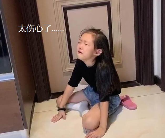 想去哥哥房間睡！卻被直接拎下床「狠心鎖在門外」　妹妹躺地上「傷心大哭」網友反讚：哥哥做得對