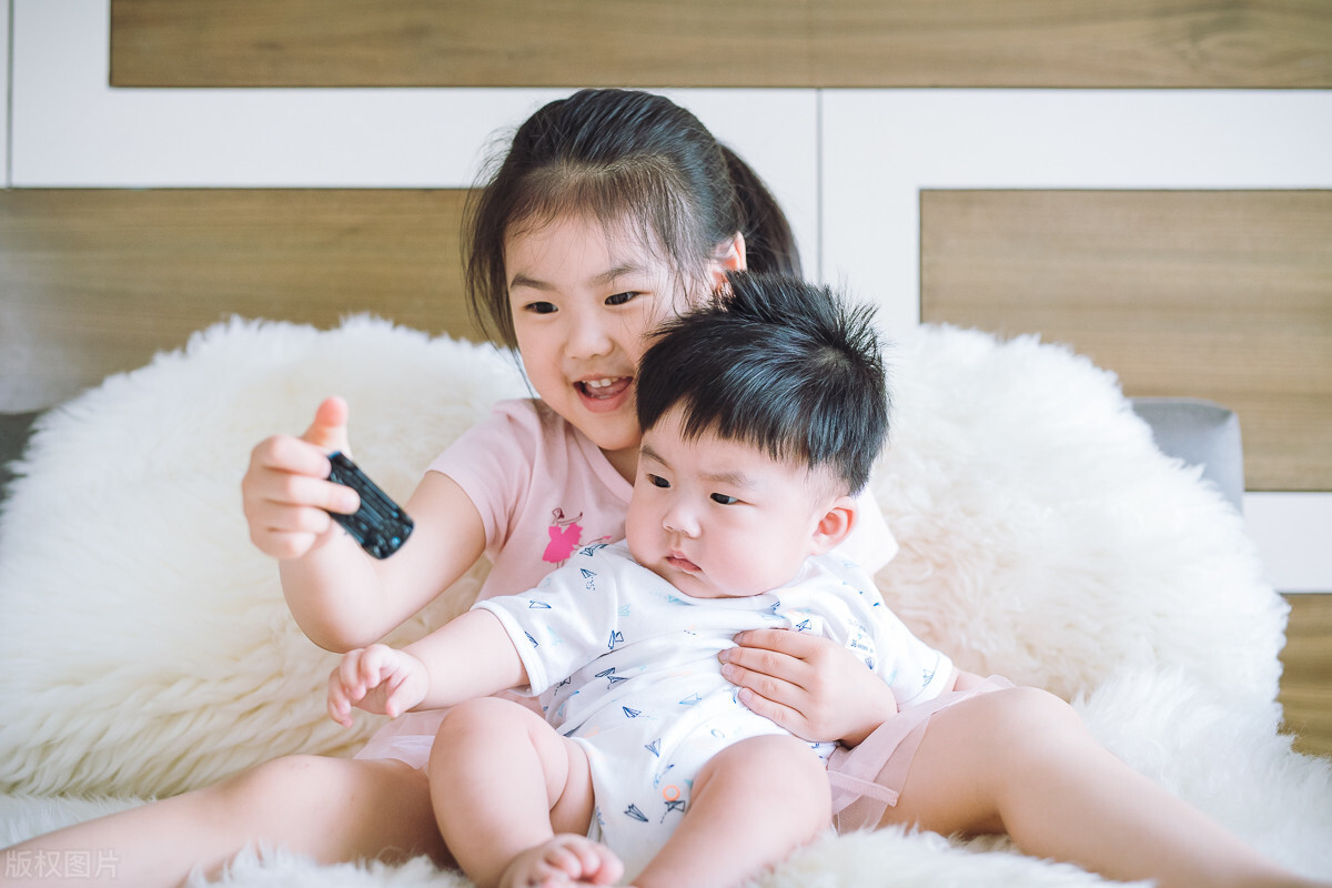 爸爸只顧逗龍鳳胎哥哥！妹妹一旁緊盯「醋意大發」委屈到要哭　下秒老父「補救被拒」笑翻網友：人家超難哄