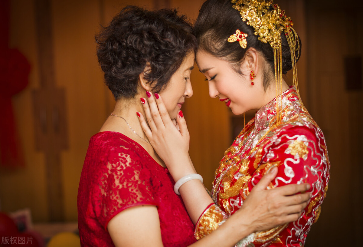 絕對是親媽！結婚當天丈母娘拉「搞笑橫幅祝賀」女婿哭笑不得　「看清內容」網笑噴：超良心娘家認證