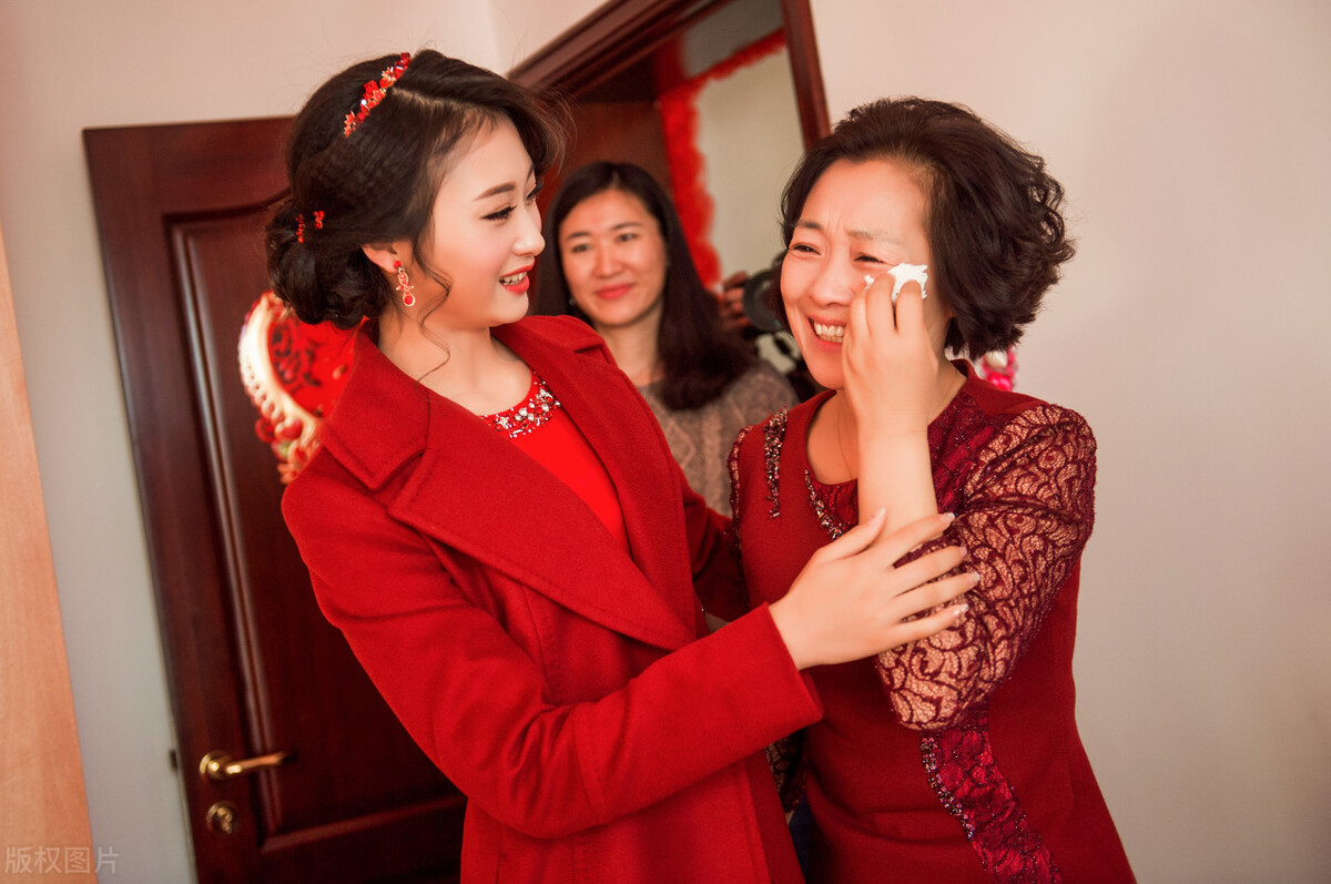 絕對是親媽！結婚當天丈母娘拉「搞笑橫幅祝賀」女婿哭笑不得　「看清內容」網笑噴：超良心娘家認證