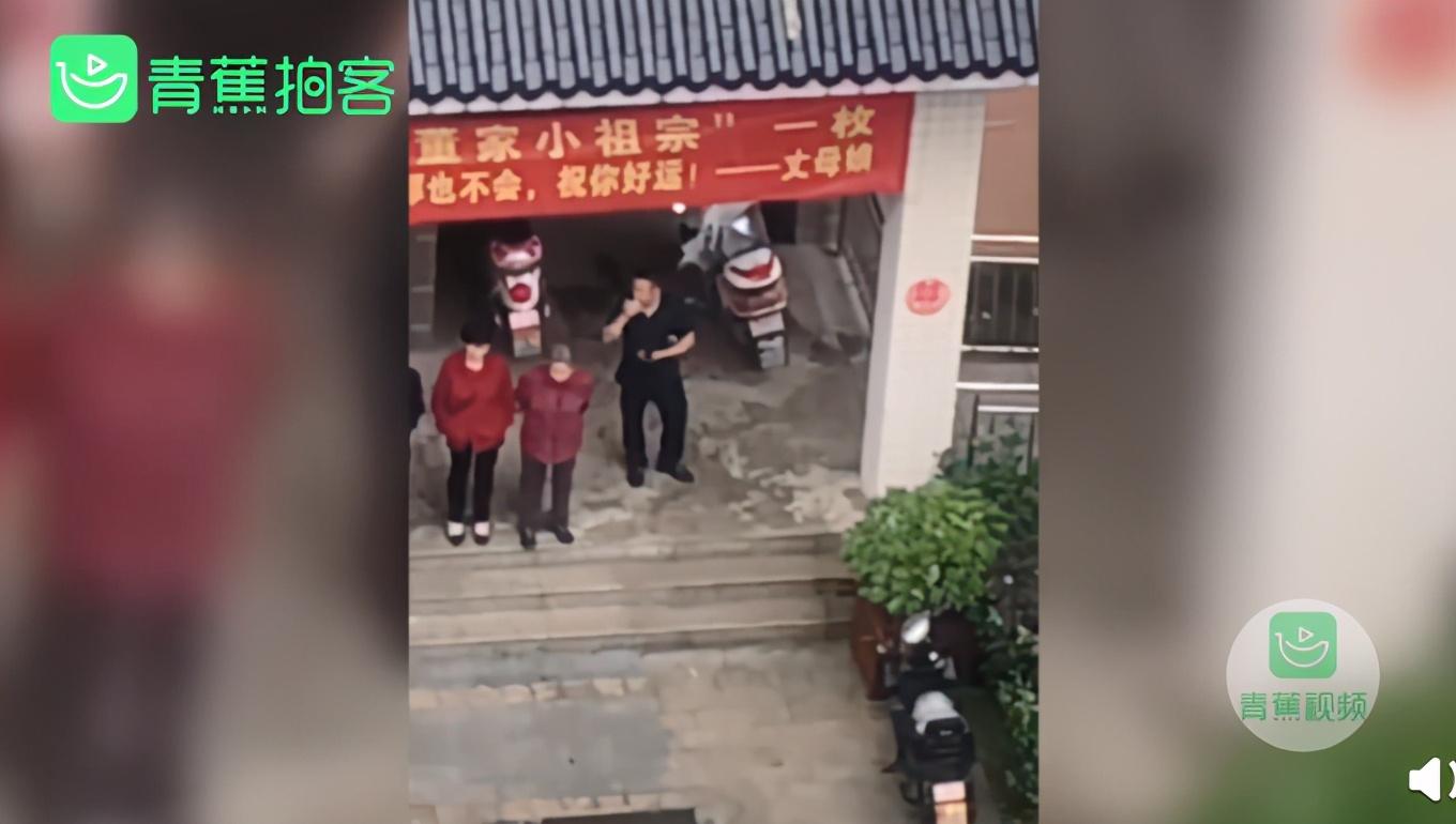 絕對是親媽！結婚當天丈母娘拉「搞笑橫幅祝賀」女婿哭笑不得　「看清內容」網笑噴：超良心娘家認證