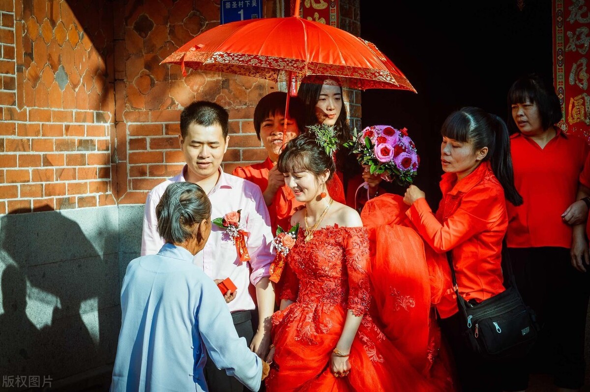 絕對是親媽！結婚當天丈母娘拉「搞笑橫幅祝賀」女婿哭笑不得　「看清內容」網笑噴：超良心娘家認證