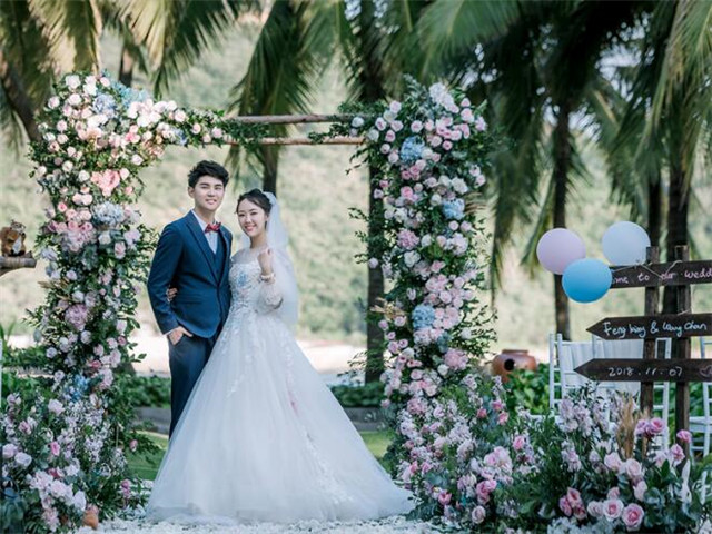 絕對是親媽！結婚當天丈母娘拉「搞笑橫幅祝賀」女婿哭笑不得　「看清內容」網笑噴：超良心娘家認證