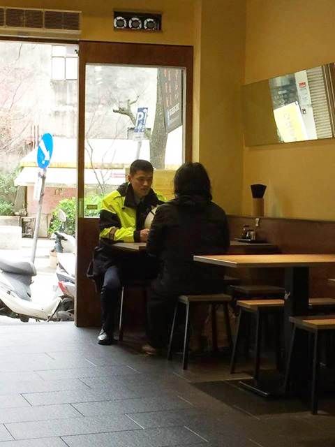 我懂你的辛苦！暖警「5分鐘開導無業街友」同病相憐背景惹淚　他邊哭邊吃「溫情畫面曝光」好心疼