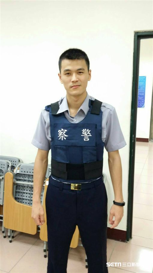 我懂你的辛苦！暖警「5分鐘開導無業街友」同病相憐背景惹淚　他邊哭邊吃「溫情畫面曝光」好心疼