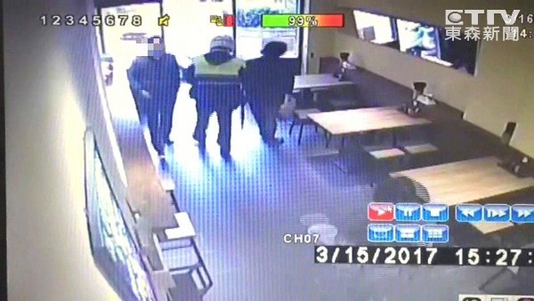 我懂你的辛苦！暖警「5分鐘開導無業街友」同病相憐背景惹淚　他邊哭邊吃「溫情畫面曝光」好心疼