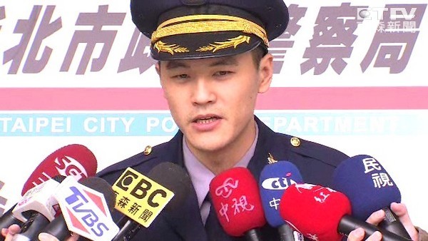 我懂你的辛苦！暖警「5分鐘開導無業街友」同病相憐背景惹淚　他邊哭邊吃「溫情畫面曝光」好心疼