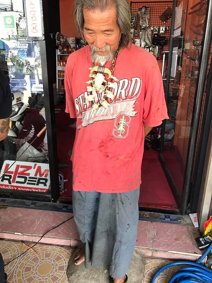老伯重機店閒逛！因為穿著被店員無視「老闆好心接待」　問到價錢後「馬上跑離店內」所有人驚：發財了