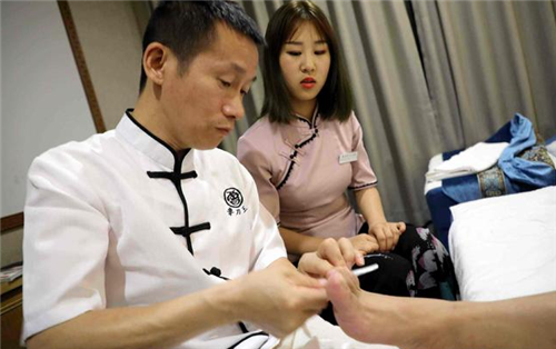 奇葩！小伙修腳30年刮下「萬人腳皮作畫」　因花紋獨特「被富豪90萬看中」網狂喊：有味道的藝術
