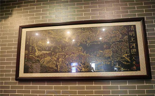 奇葩！小伙修腳30年刮下「萬人腳皮作畫」　因花紋獨特「被富豪90萬看中」網狂喊：有味道的藝術