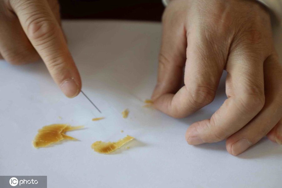奇葩！小伙修腳30年刮下「萬人腳皮作畫」　因花紋獨特「被富豪90萬看中」網狂喊：有味道的藝術