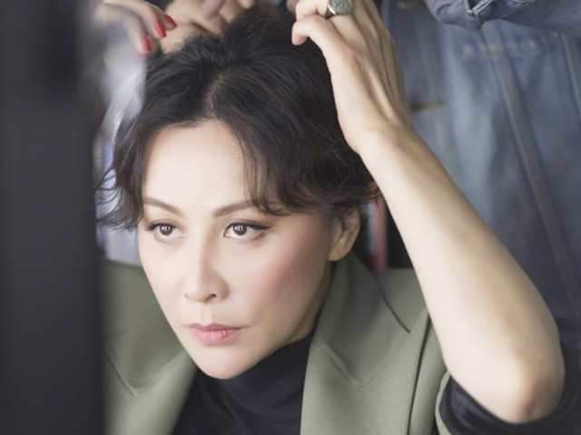 場面一度尷尬！頒獎會上劉嘉玲「肩帶滑落」全場臉紅　古天樂「神反應」被讚爆：細節見人品