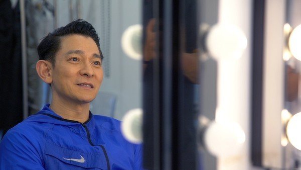 天王魅力不減當年！60歲劉德華開直播慶生「穿黑西服唱歌」帥氣不輸小鮮肉　「劉嘉玲PO文」送祝福感情超好