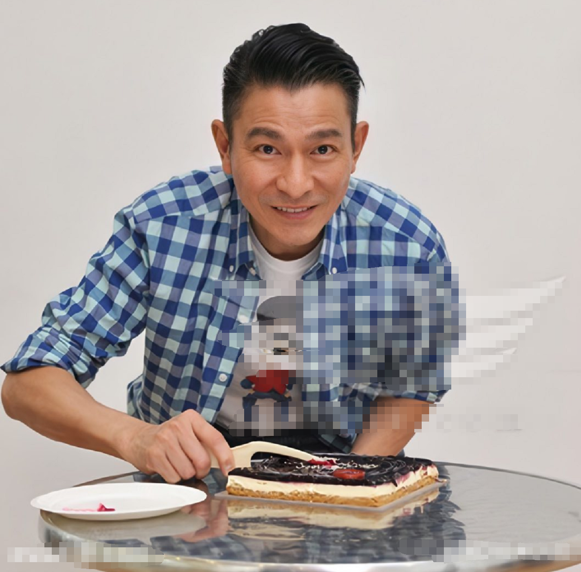 天王魅力不減當年！60歲劉德華開直播慶生「穿黑西服唱歌」帥氣不輸小鮮肉　「劉嘉玲PO文」送祝福感情超好