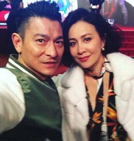 天王魅力不減當年！60歲劉德華開直播慶生「穿黑西服唱歌」帥氣不輸小鮮肉　「劉嘉玲PO文」送祝福感情超好