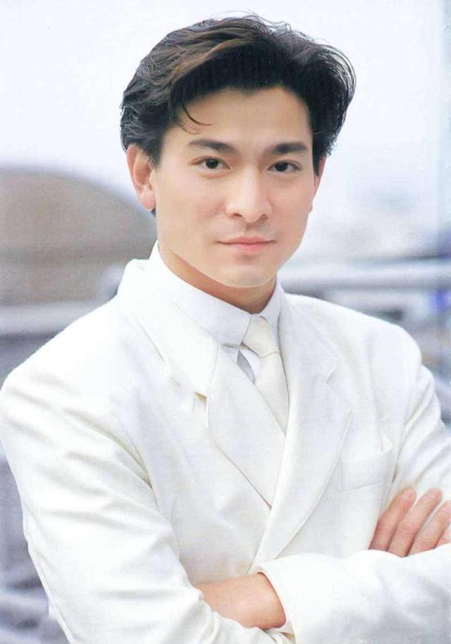 天王魅力不減當年！60歲劉德華開直播慶生「穿黑西服唱歌」帥氣不輸小鮮肉　「劉嘉玲PO文」送祝福感情超好