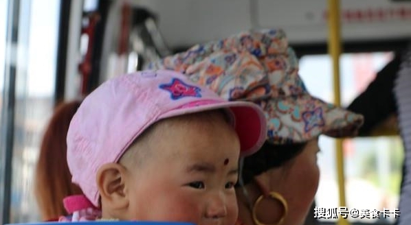 超尷尬誒！2歲寶寶坐公車憋不住「拉粑粑」寶媽瞬間臉紅　寶寶一句話「萌翻乘客」：只好原諒啦