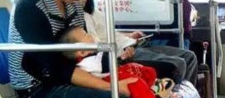 超尷尬誒！2歲寶寶坐公車憋不住「拉粑粑」寶媽瞬間臉紅　寶寶一句話「萌翻乘客」：只好原諒啦