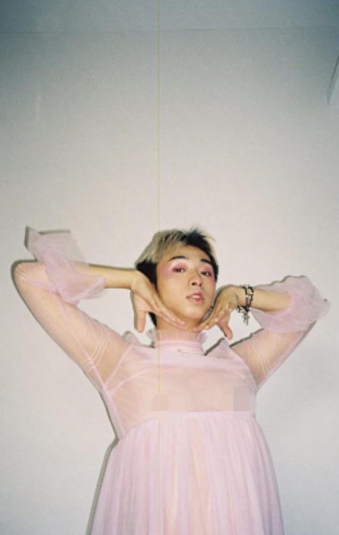 伊能靜哈林兒再曬女裝照！18歲哈利PO文「稱永遠都是女生日」　穿粉紗裙+少女妝容「狂凹造型」超自信