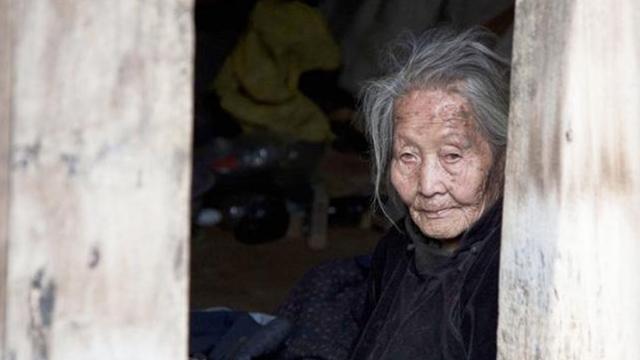 丈夫女兒早逝！孤寡老人「天天吃鹹菜度日」不捨花錢看病　走後卻留下百萬遺產「6人清點3小時」