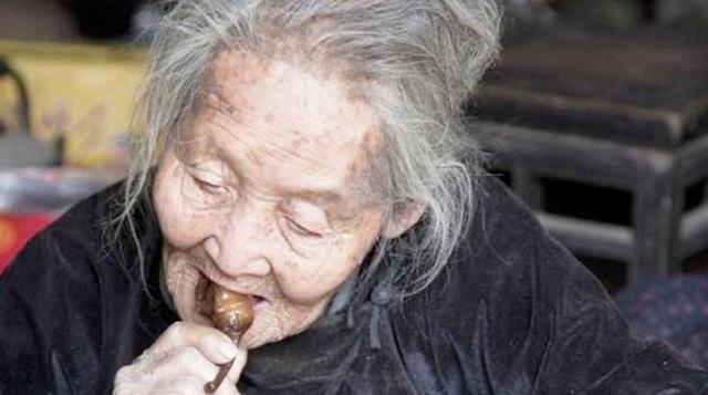 丈夫女兒早逝！孤寡老人「天天吃鹹菜度日」不捨花錢看病　走後卻留下百萬遺產「6人清點3小時」